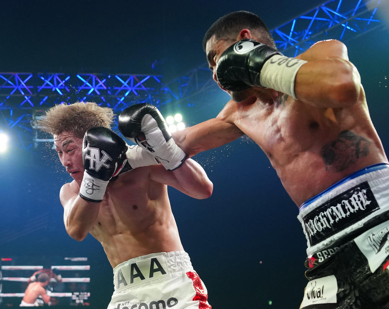 5回、タパレス（右）のパンチを食らう井上（撮影・江口和貴）