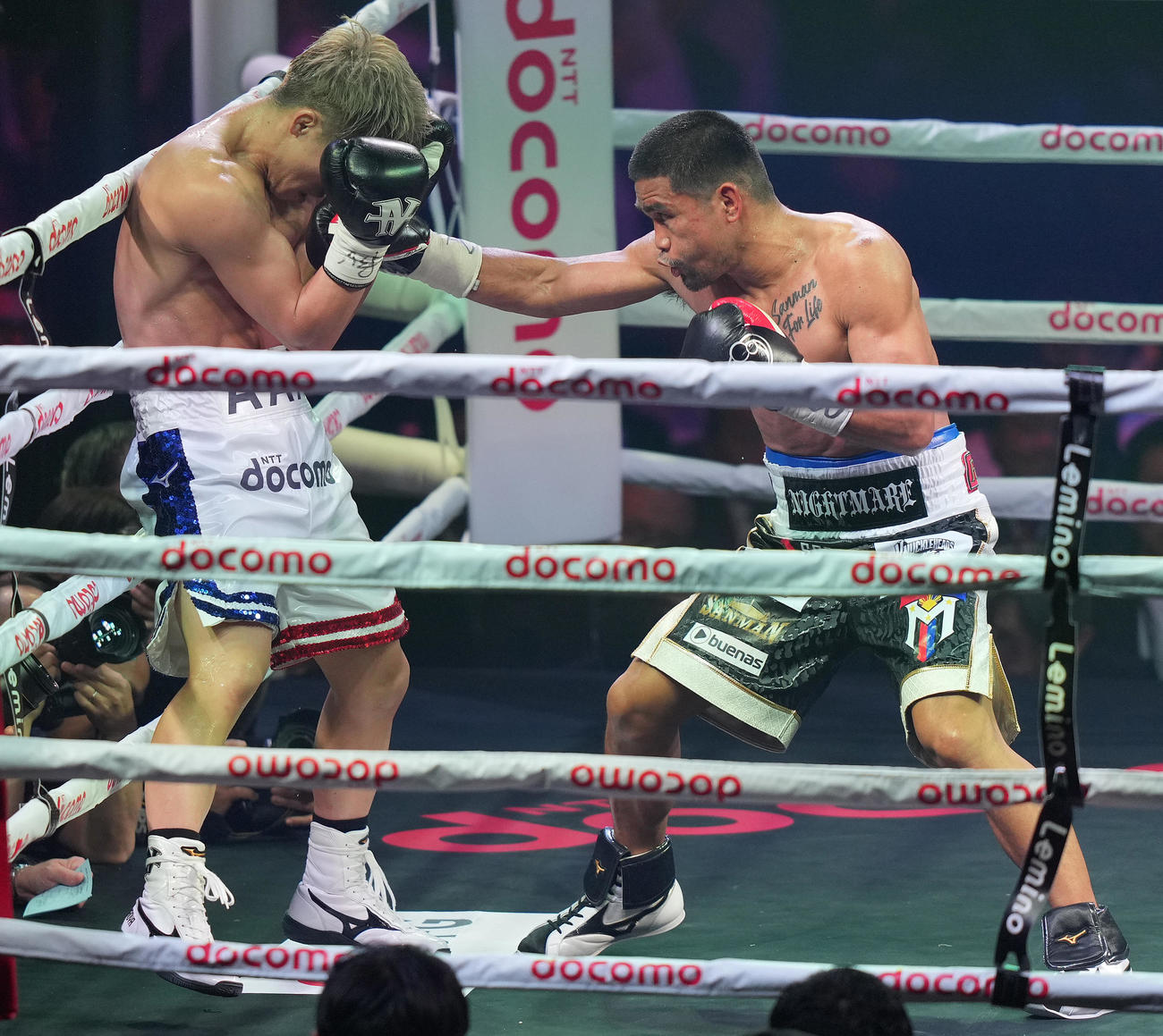 井上対タパレス　6回、井上尚（左）を攻めるタパレス（撮影・鈴木みどり）