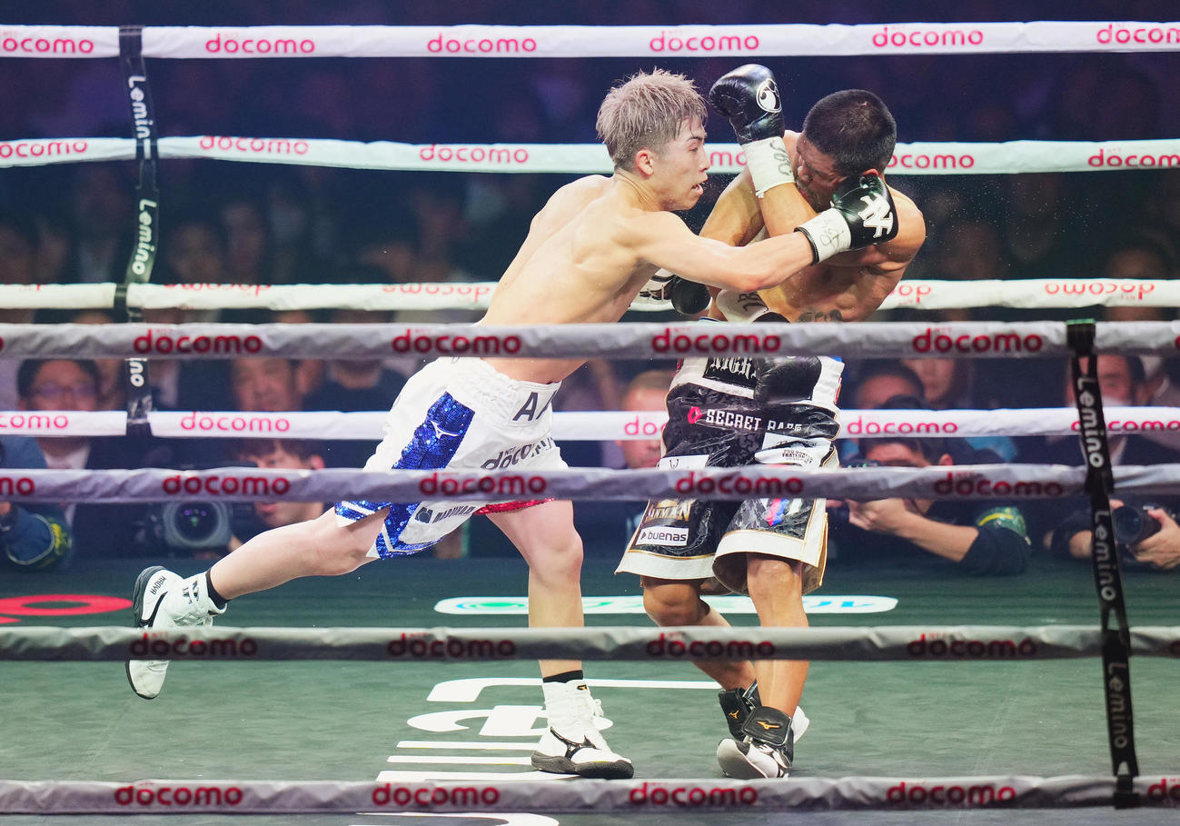 8回、タパレス（右）に右フックを決める井上（撮影・菅敏）