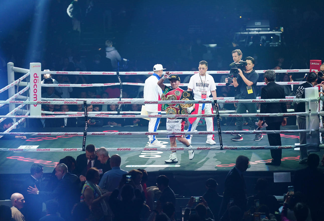 10回、タパレスをKO勝ちをし、ベルトを巻きファンの歓声に応える井上（撮影・菅敏）