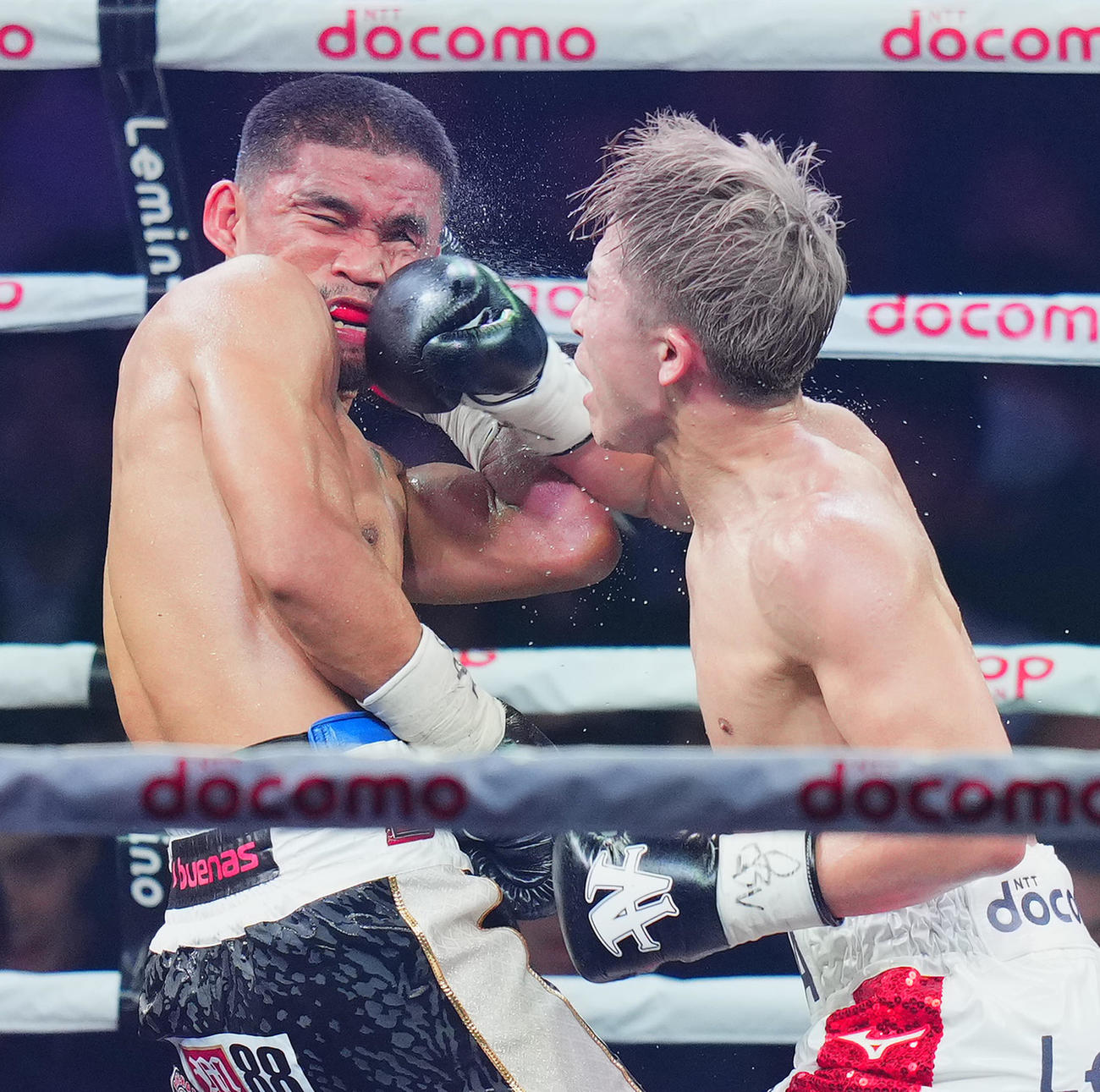 6回、タパレス（左）に右フックを決める井上（撮影・菅敏）