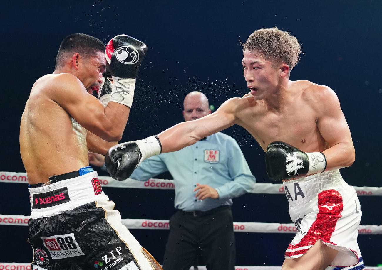 5回、タパレス（左）にパンチを放つ井上（撮影・江口和貴）