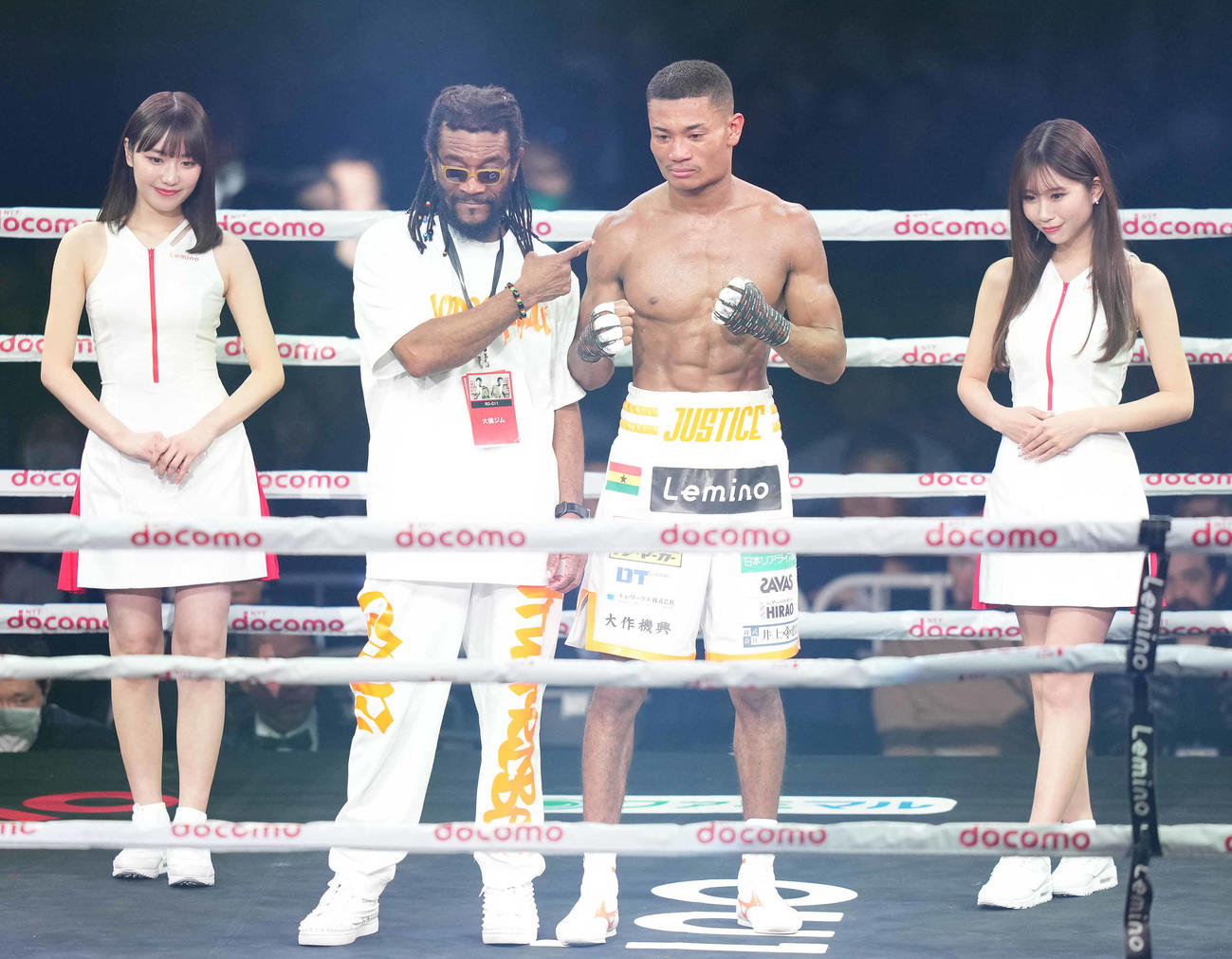 平岡対ディアス　ディアスに5回TKO勝ちした平岡（右から2人目）。右は日南まみ、左は仲俣由菜（撮影・鈴木みどり）