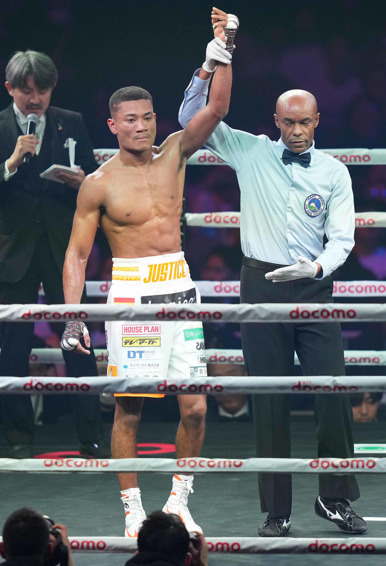 平岡対ディアス　ディアスに5回TKO勝ちした平岡（撮影・鈴木みどり）
