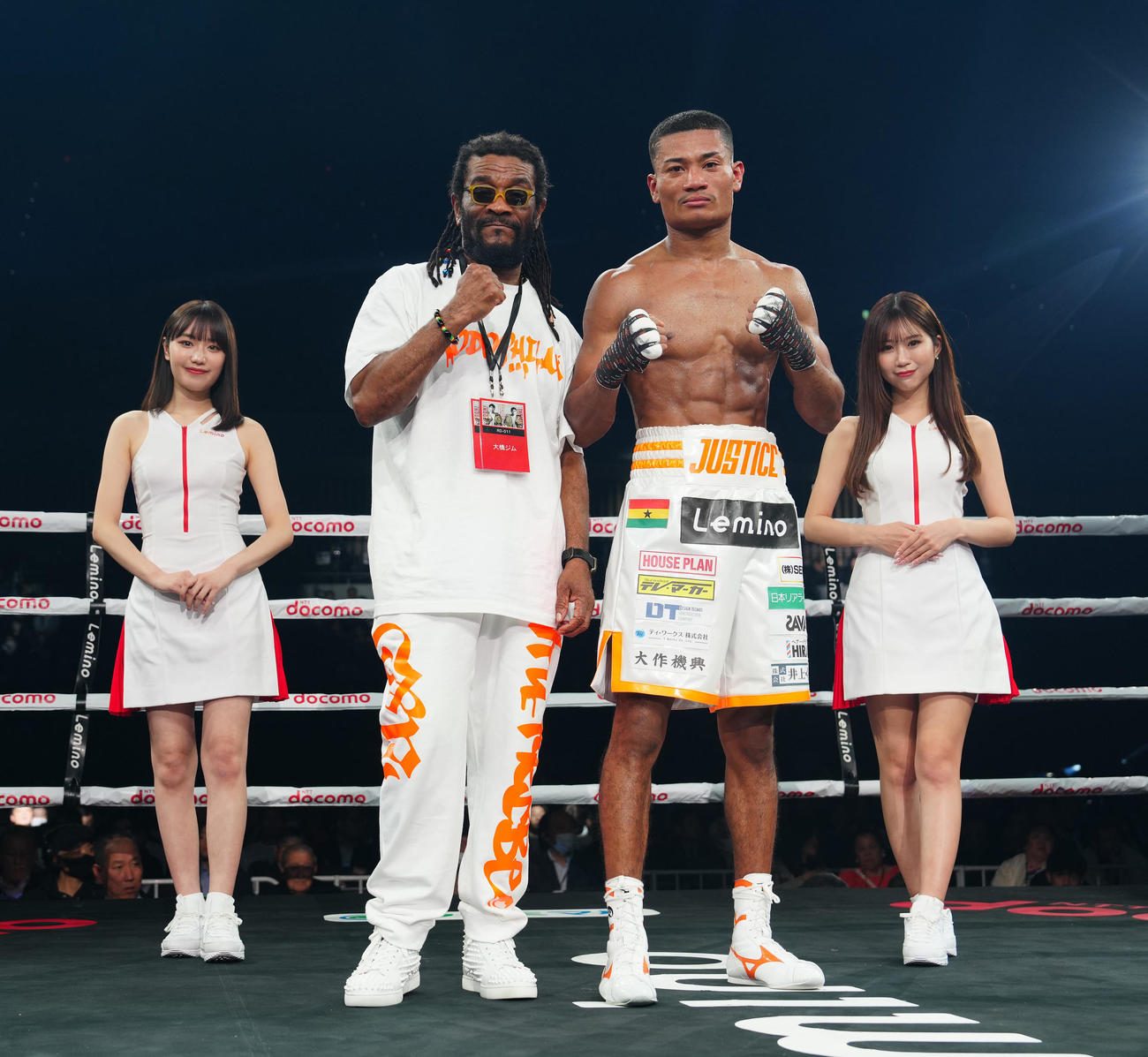 ディアスに5回TKO勝ちし、父のコジョ・トレーナー（中央左）と写真に納まる平岡（撮影・江口和貴）