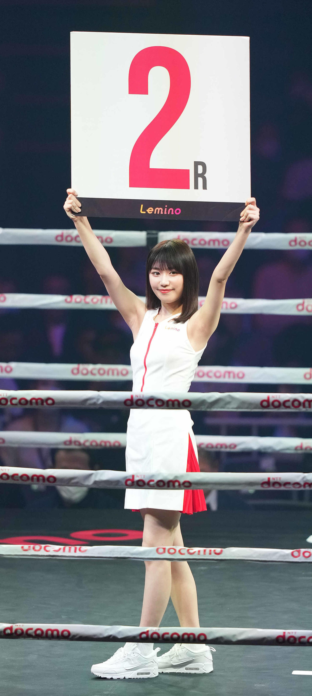 ラウンドガールを務める仲俣由菜（撮影・鈴木みどり）