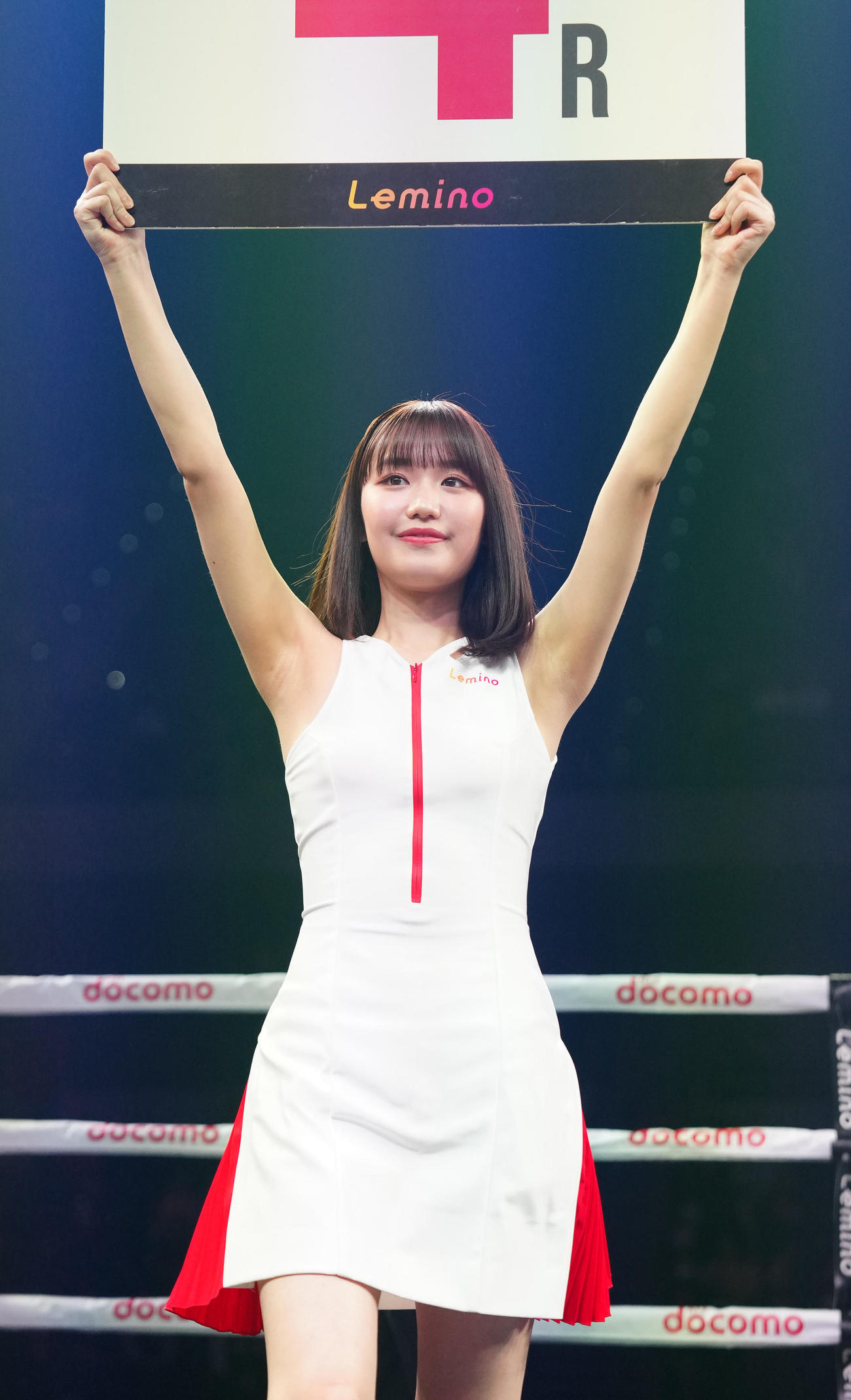 リングを彩るラウンドガールの仲俣由菜（撮影・江口和貴）