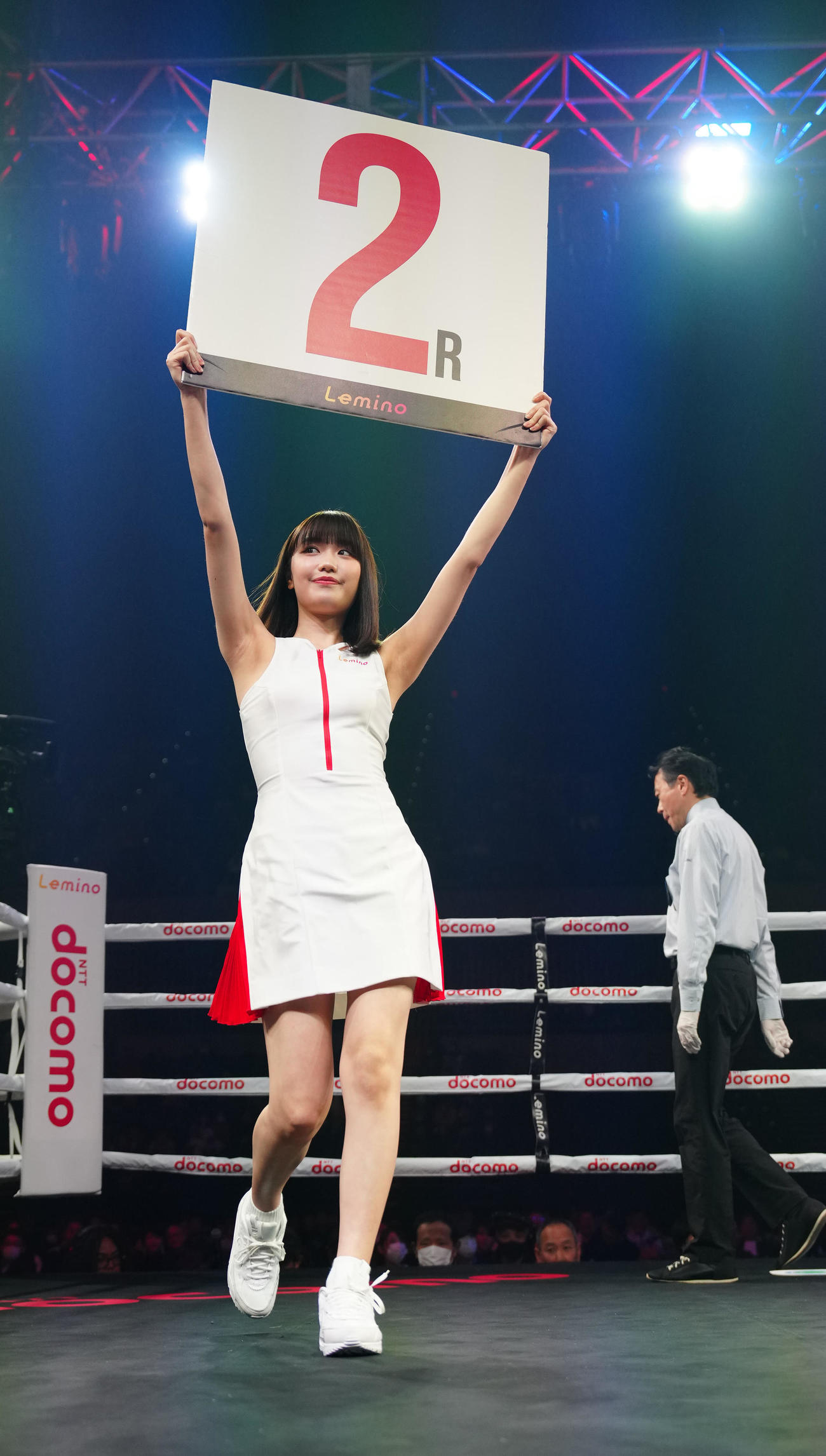 リングを彩るラウンドガールの仲俣由菜（撮影・江口和貴）