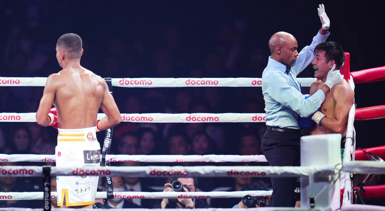 5回、ディアス（右）をTKOで勝利する平岡（撮影・菅敏）