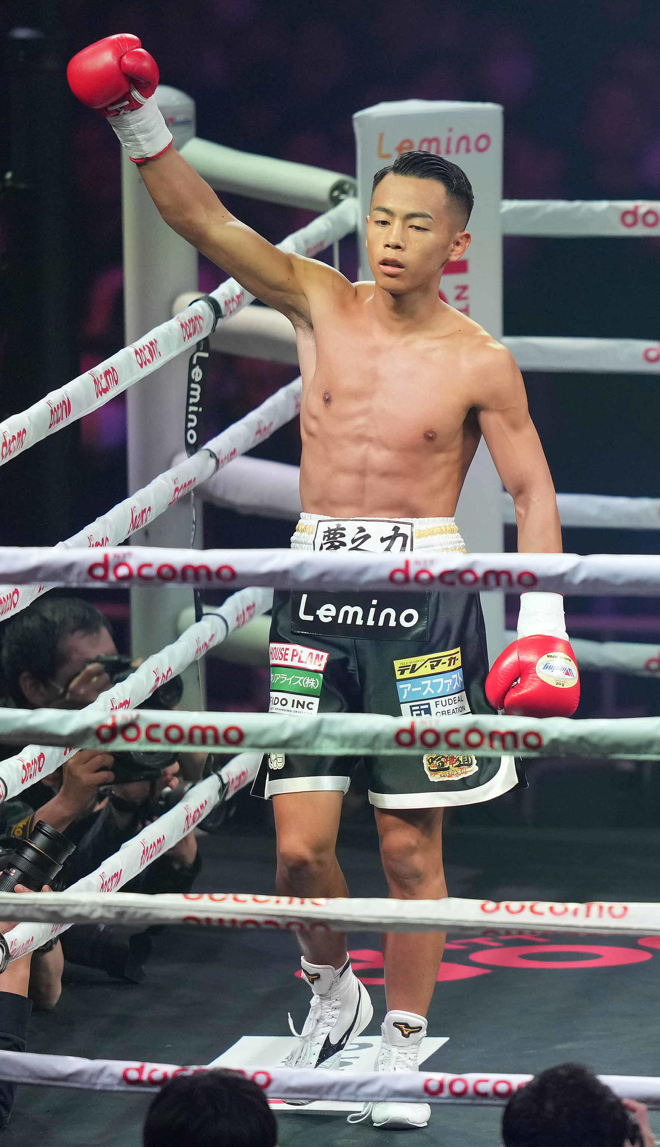 武居対ディアス　2回、ディアスにKO勝ちし、右手を突き上げる武居（撮影・鈴木みどり）