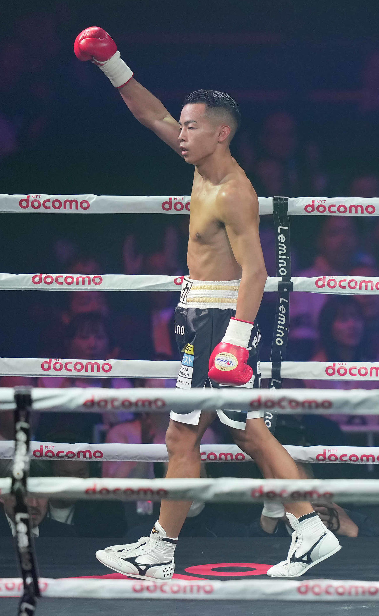 武居対ディアス　2回、ディアスからダウンを奪い、ガッツポーズする武居（撮影・鈴木みどり）