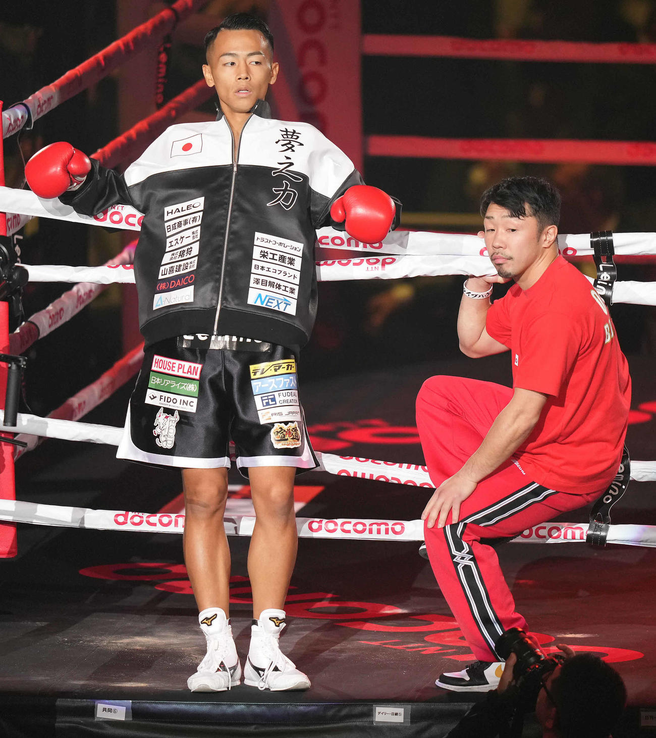 武居対ディアス　入場する武居。右は八重樫トレーナー（撮影・鈴木みどり）