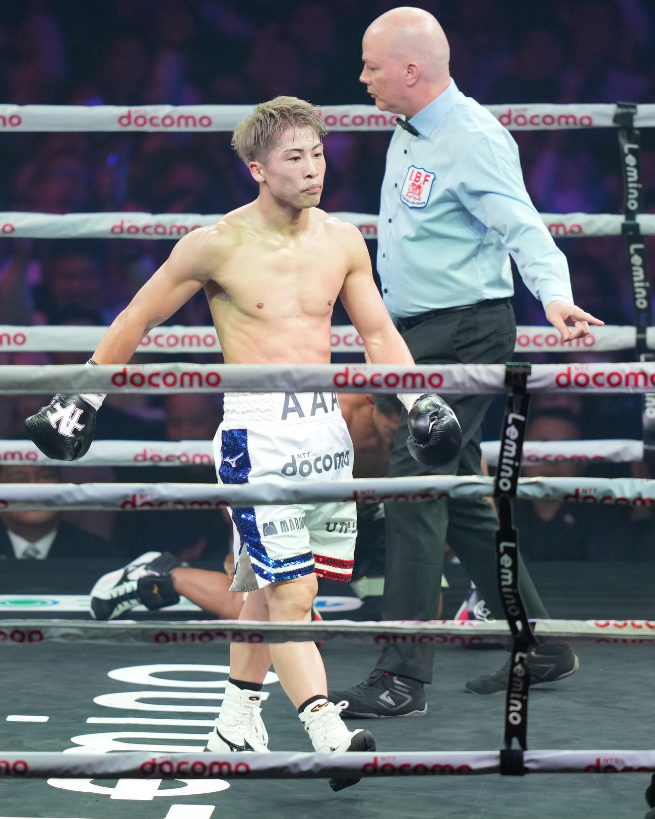 井上対タパレス　4回、タパレスからダウンを奪う井上尚（撮影・鈴木みどり）