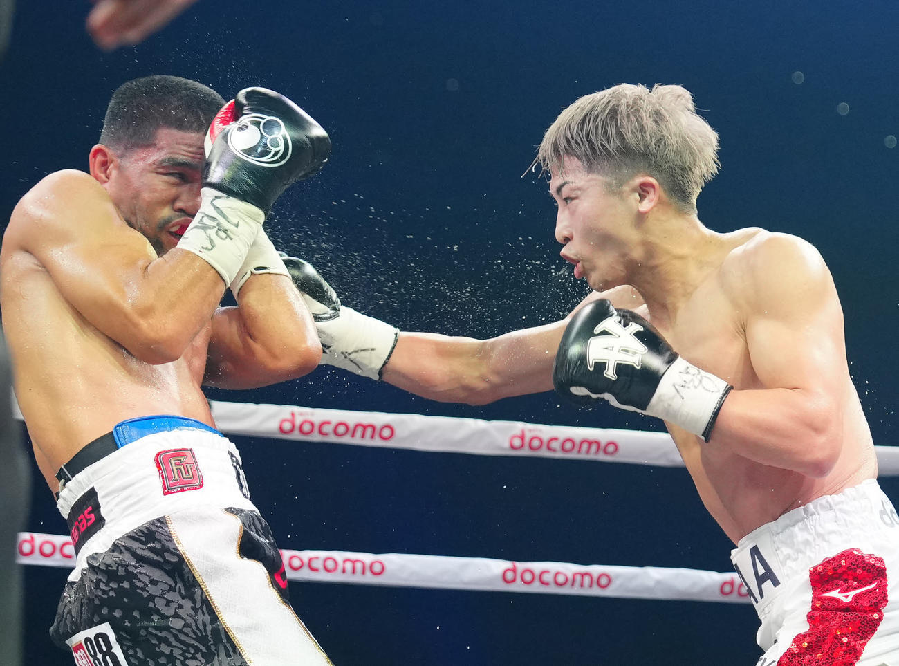 4回、タパレス（左）にパンチを放つ井上（撮影・江口和貴）