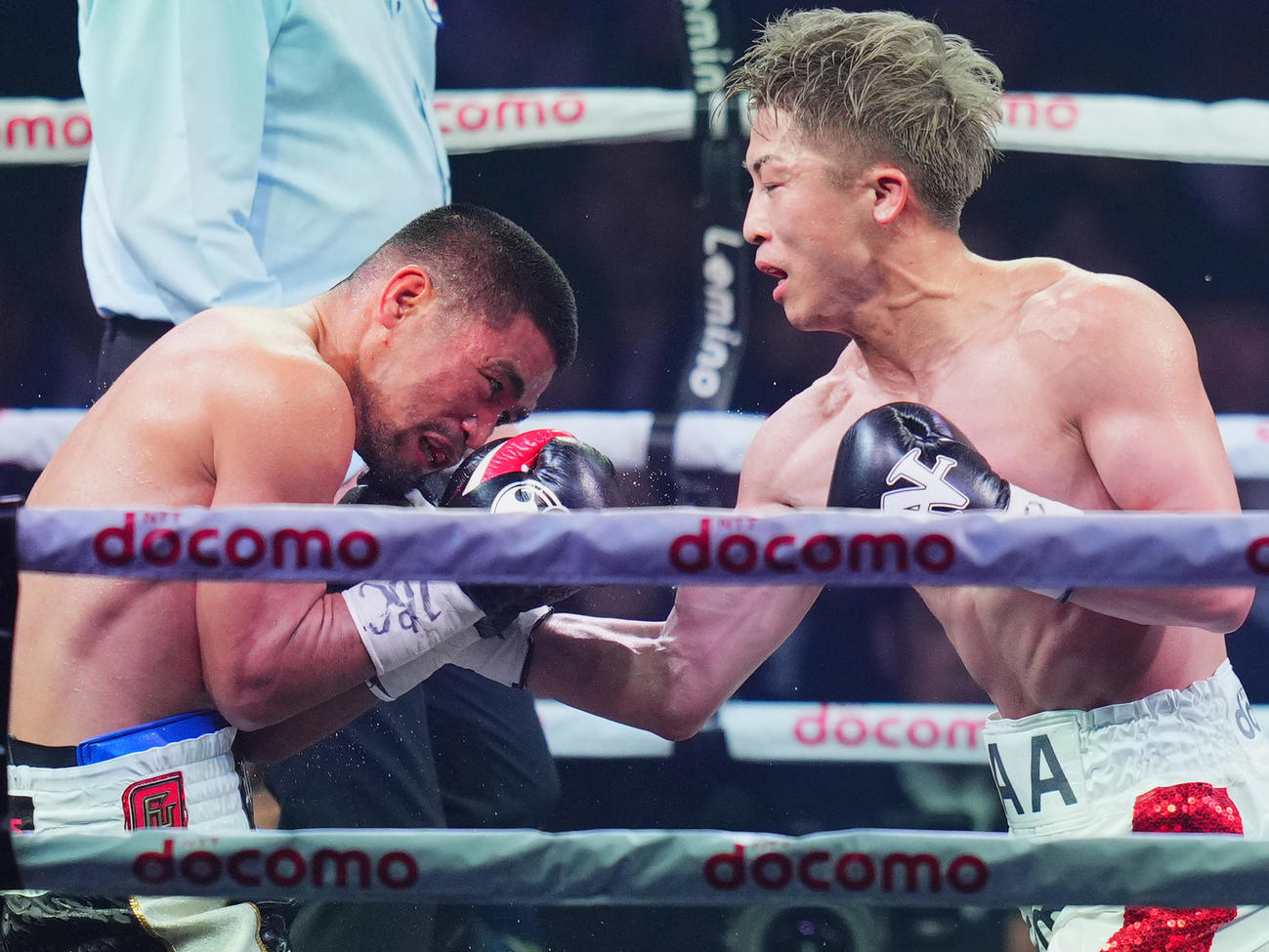 5回、タパレス（左）にアッパーを入れる井上（撮影・菅敏）