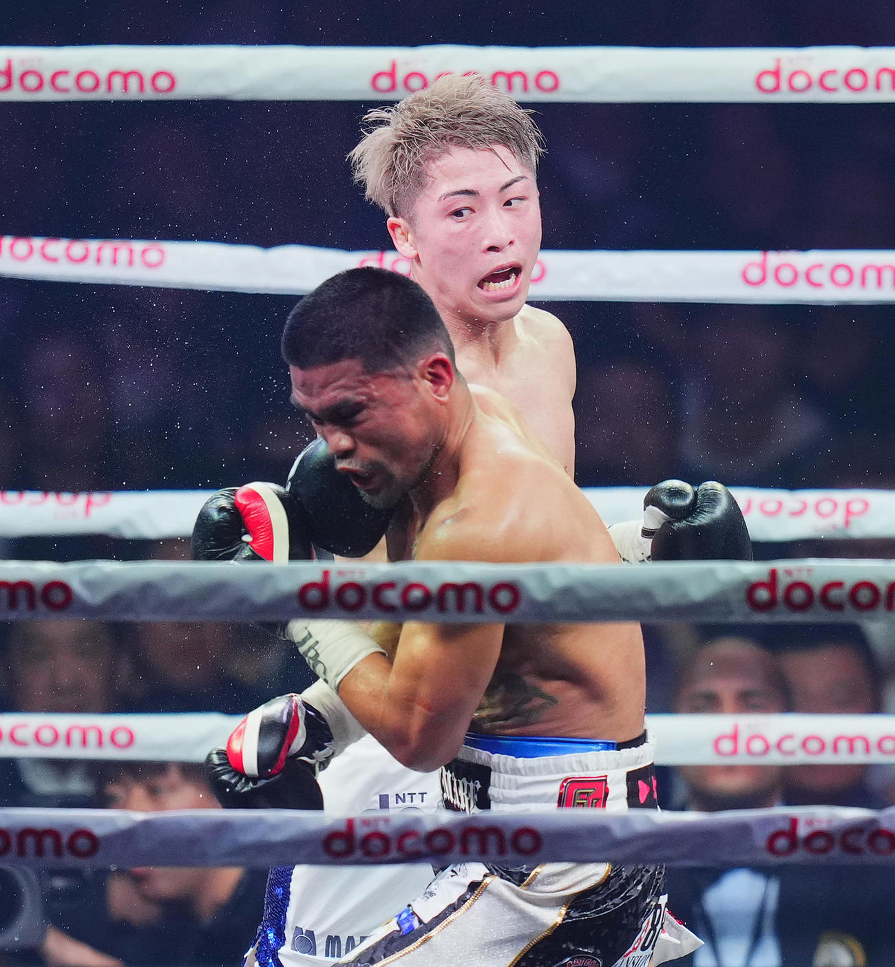 5回、タパレス（手前）に右フックを食らわす井上（撮影・菅敏）