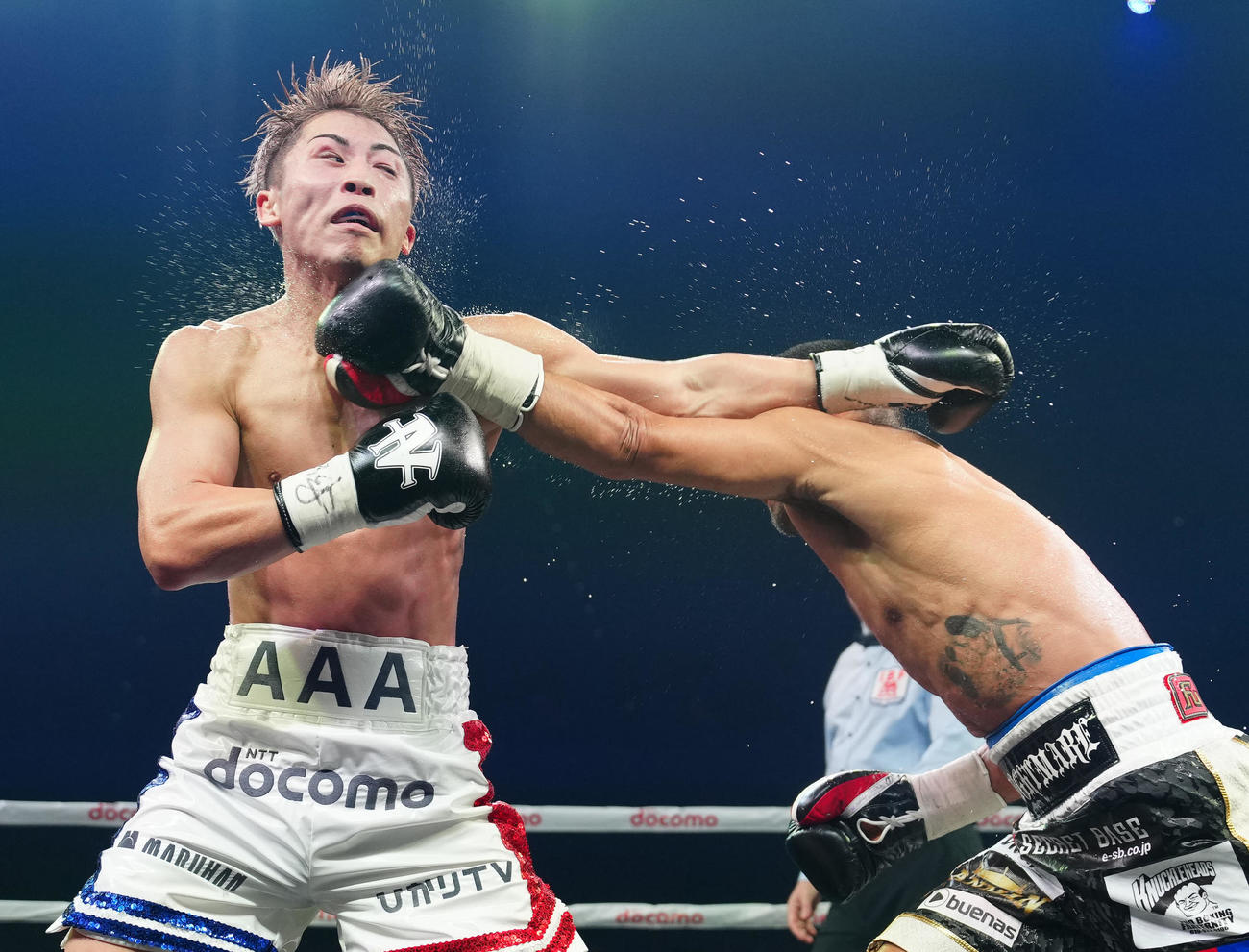 7回、タパレス（右）のパンチを食らう井上（撮影・江口和貴）