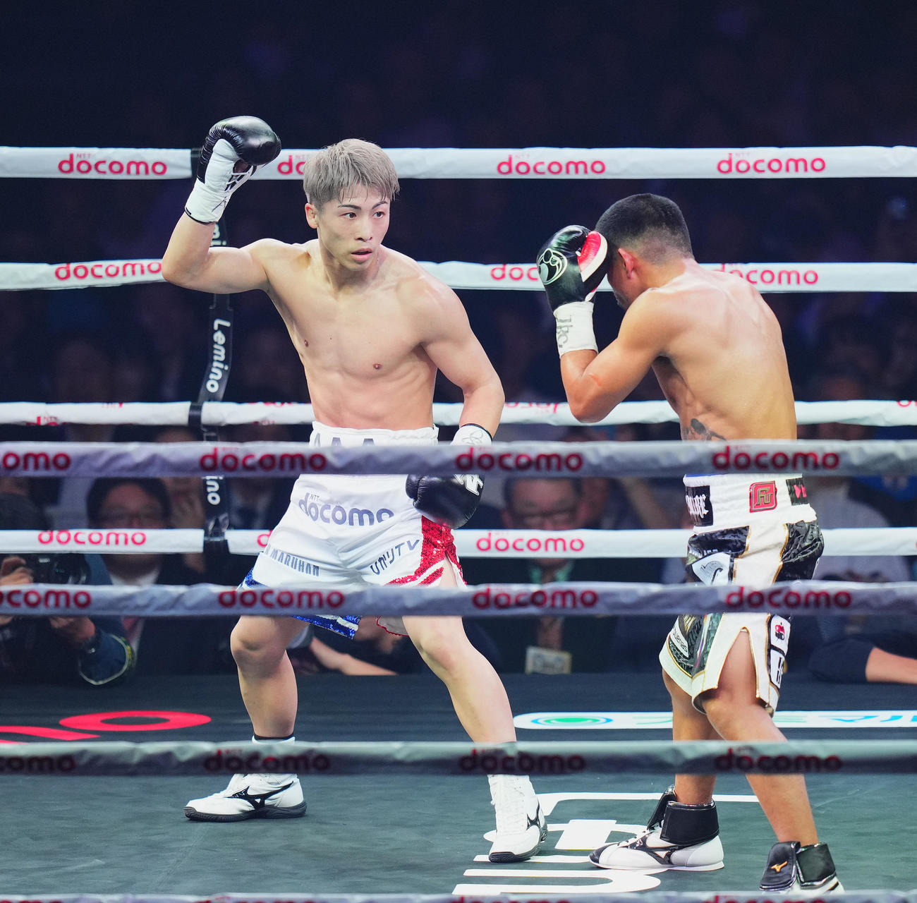 3回、タパレス（右）を攻める井上（撮影・菅敏）