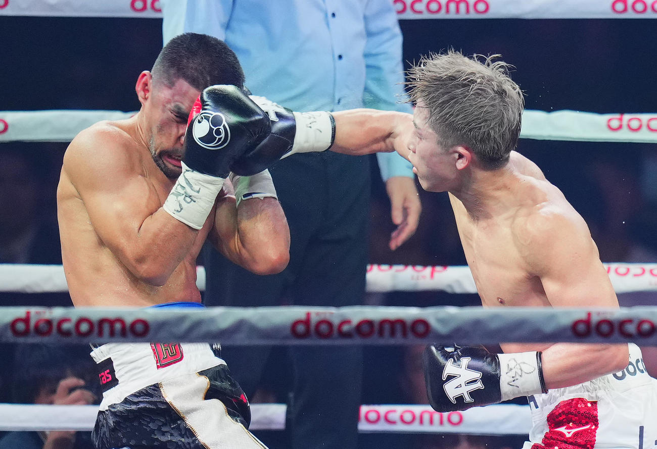 10回、タパレス（左）に強烈な右を決め、KO勝ちをする井上（撮影・菅敏）