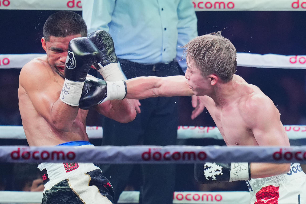 10回、タパレス（左）に強烈な右を決め、KO勝ちをする井上（撮影・菅敏）