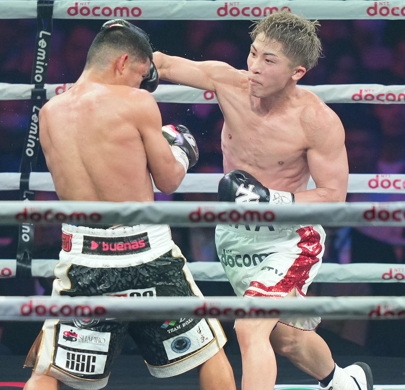 井上対タパレス　10回、タパレス（左）の顔面にパンチを見舞う井上（撮影・鈴木みどり）