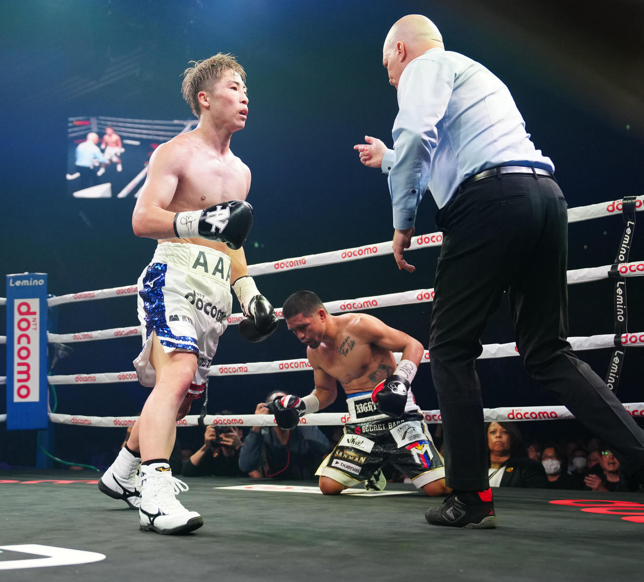 10回、タパレス（中央）からダウンを奪う井上（撮影・江口和貴）