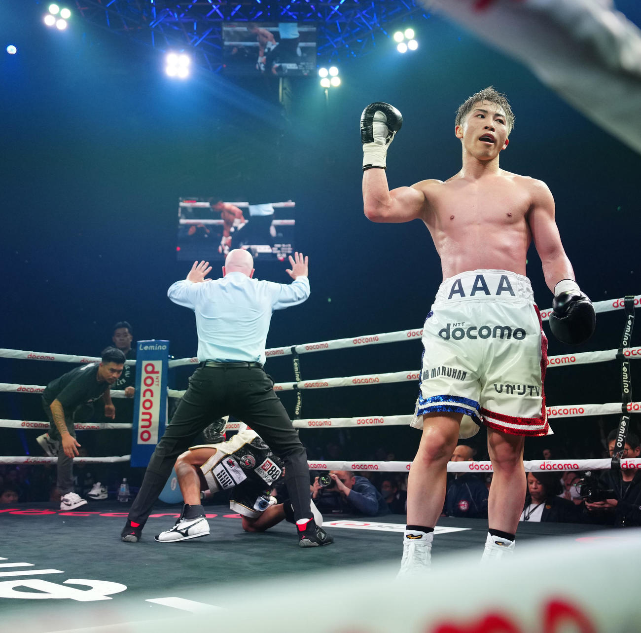 10回、タパレスにKO勝ちした井上（撮影・江口和貴）