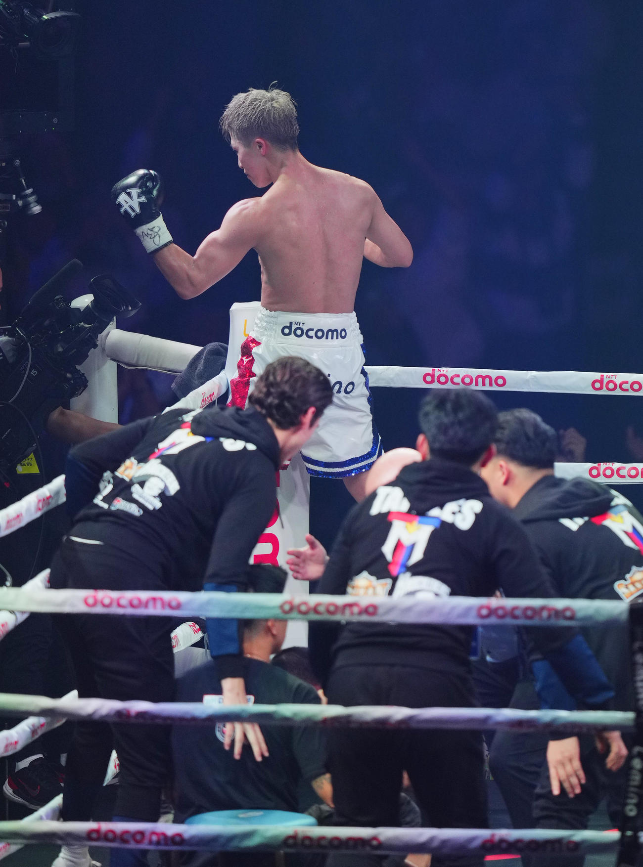 10回、タパレスをKO勝ちをし、ガッツポーズを見せる井上（撮影・菅敏）