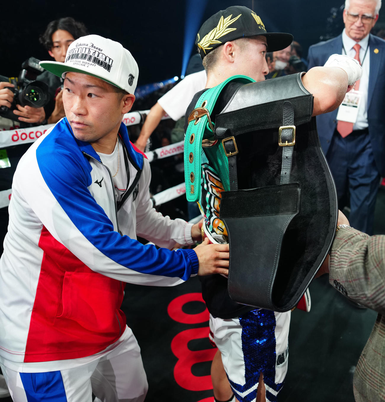 試合後、井上尚（右）にベルトを巻く弟の拓真（撮影・江口和貴）