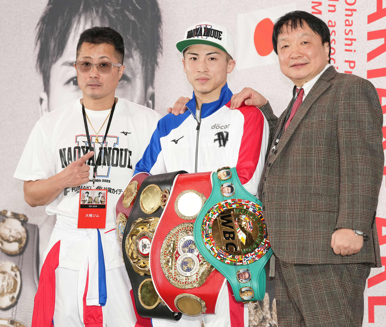 4団体王座統一した井上尚（中央）はベルトを手に大橋会長（右）、父真吾トレーナーと記念撮影（撮影・鈴木みどり）