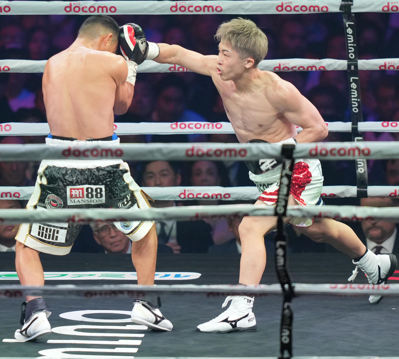 井上対タパレス　1回、タパレス（左）を攻める井上尚（撮影・鈴木みどり）