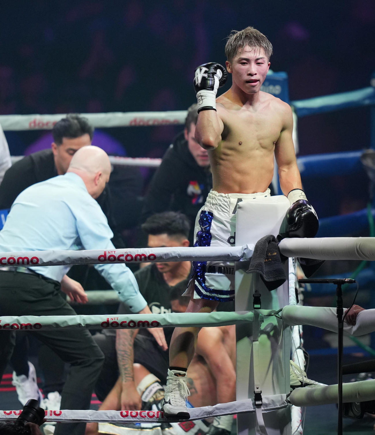 井上対タパレス　10回、タパレスに勝利し、コーナーに上がり、ガッツポーズする井上（撮影・鈴木みどり）