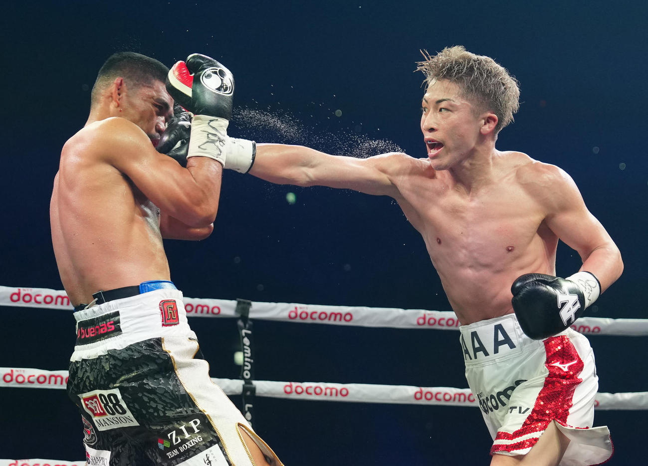 5回、タパレス（左）に右ストレートを食らわす井上（撮影・江口和貴）