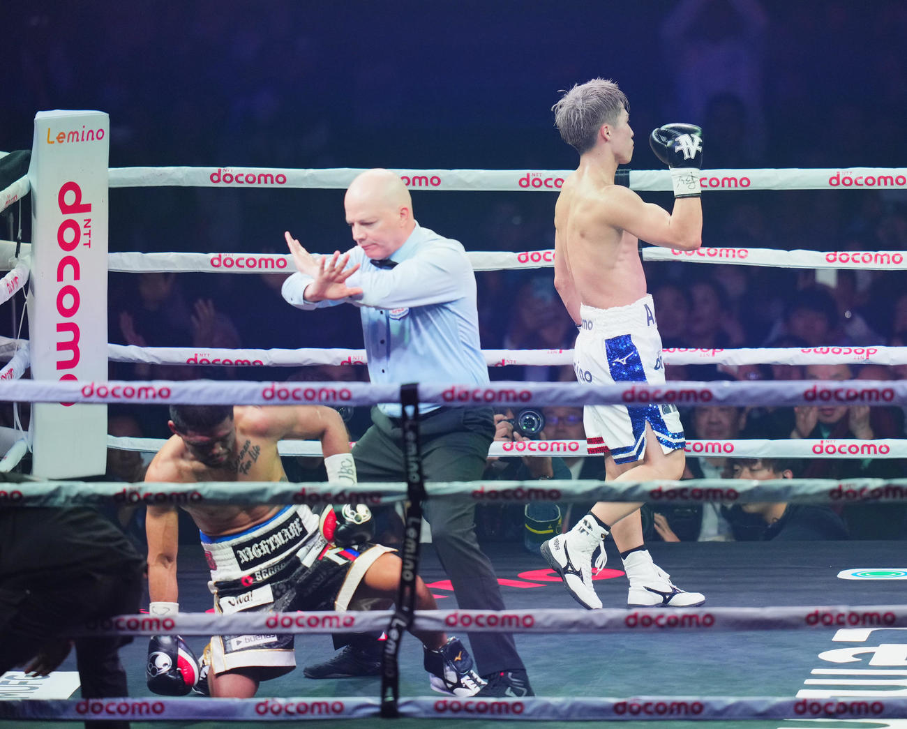10回、タパレス（手前）をKO勝ちをし、ガッツポーズを見せる井上（撮影・菅敏）