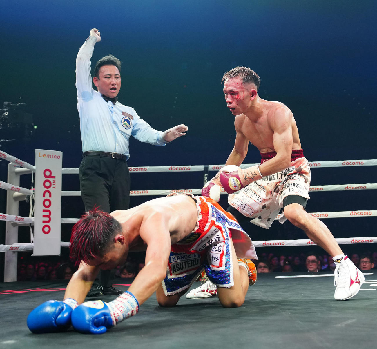 9回、穴口（左）からダウンを奪う堤（撮影・江口和貴）