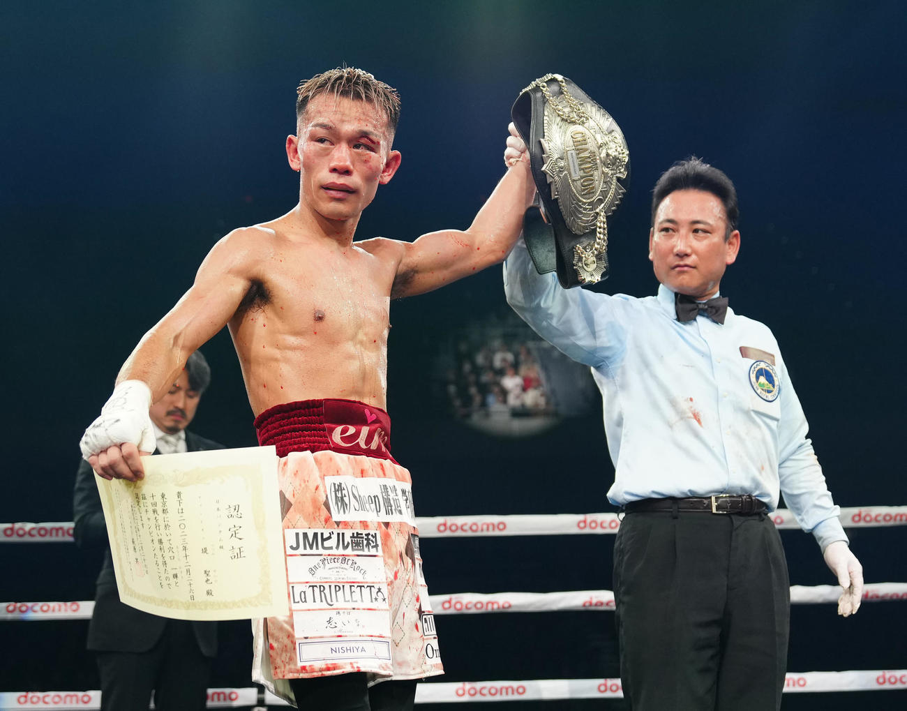 穴口に10回判定勝ちした堤（左）（撮影・江口和貴）