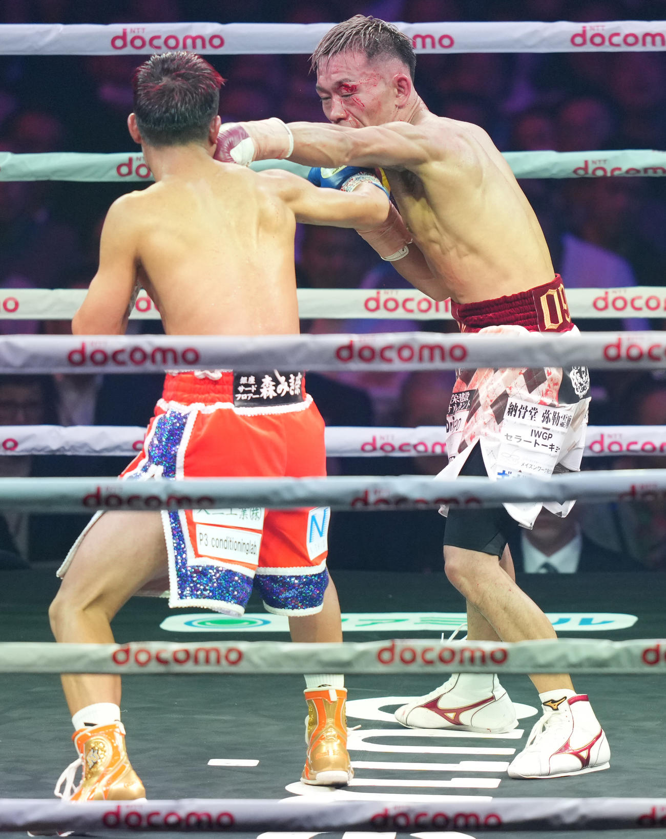 堤対穴口　7回、穴口（左）を攻める堤（撮影・鈴木みどり）