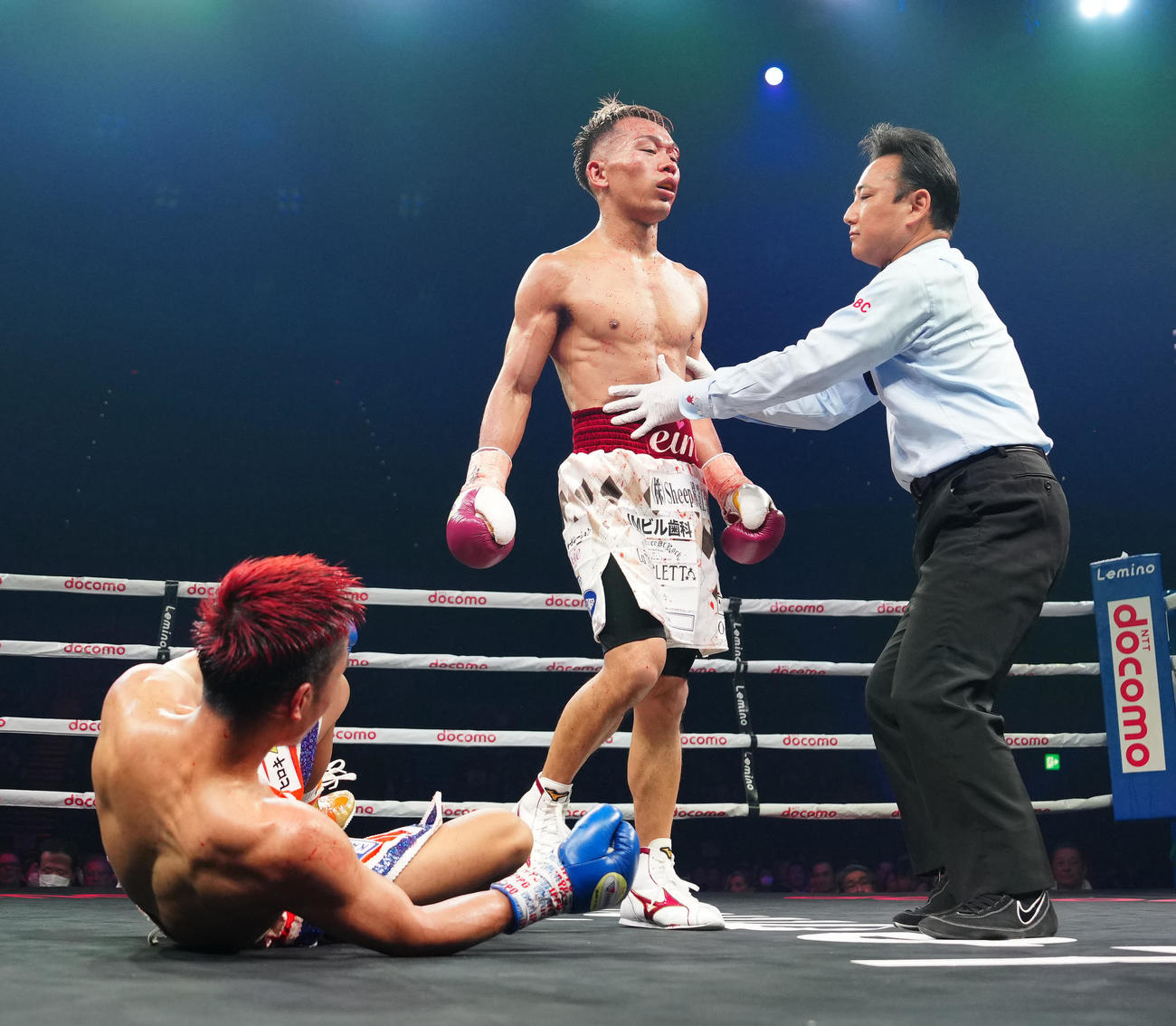4回、穴口（左）からダウンを奪う堤（撮影・江口和貴）