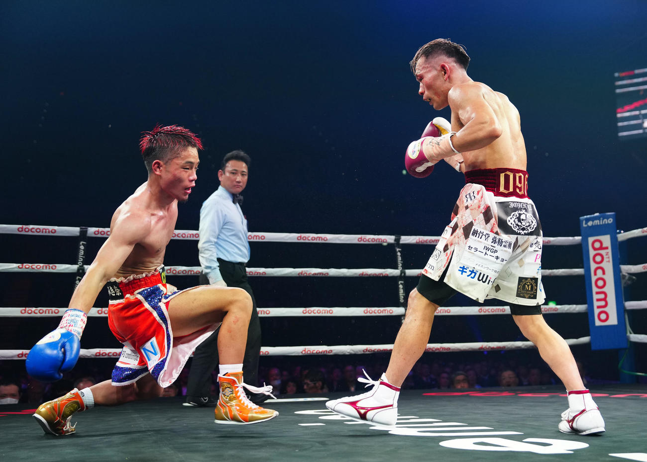 7回、穴口（左）からダウンを奪う堤（撮影・江口和貴）