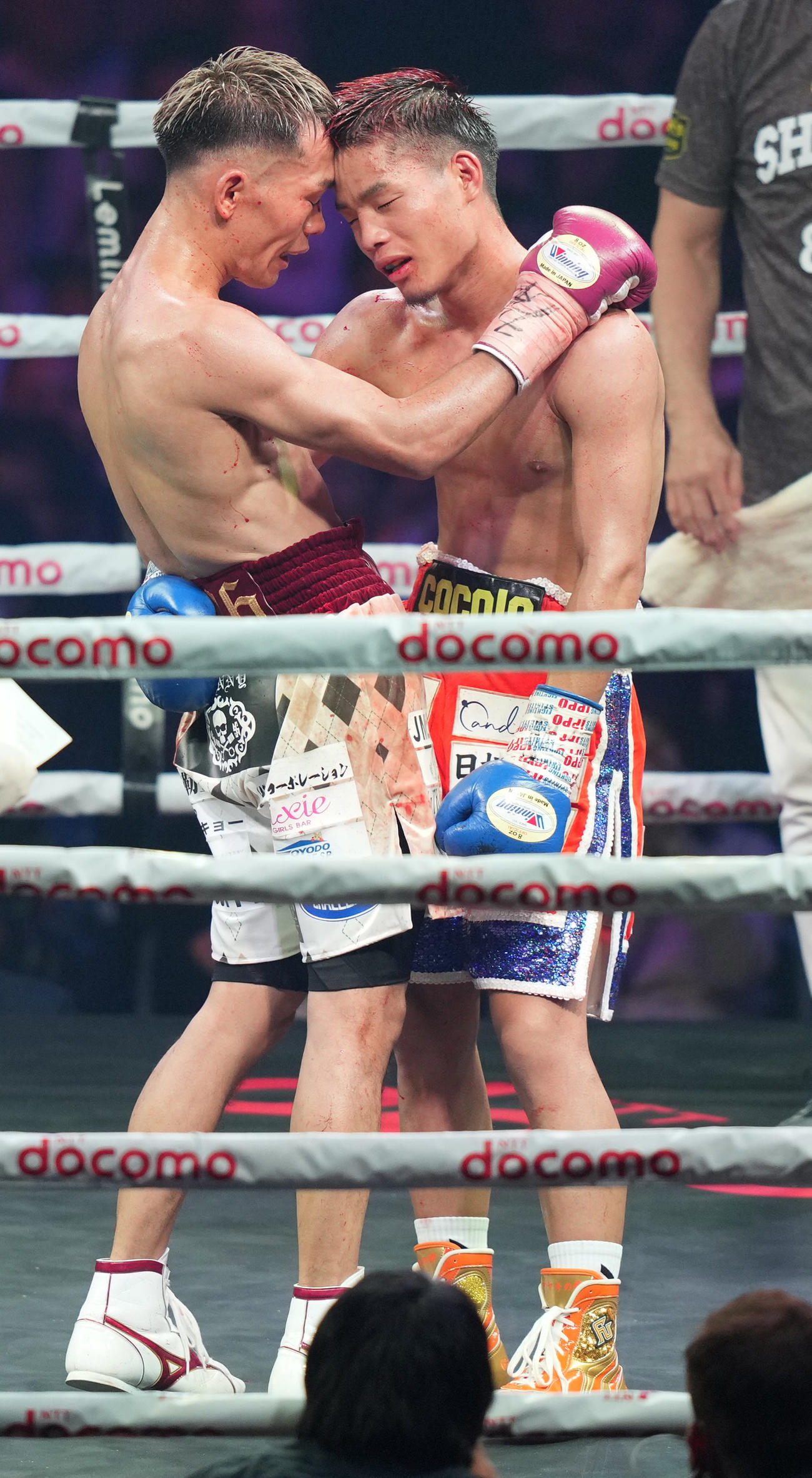 堤対穴口　穴口（右）と健闘をたたえ合う堤（撮影・鈴木みどり）