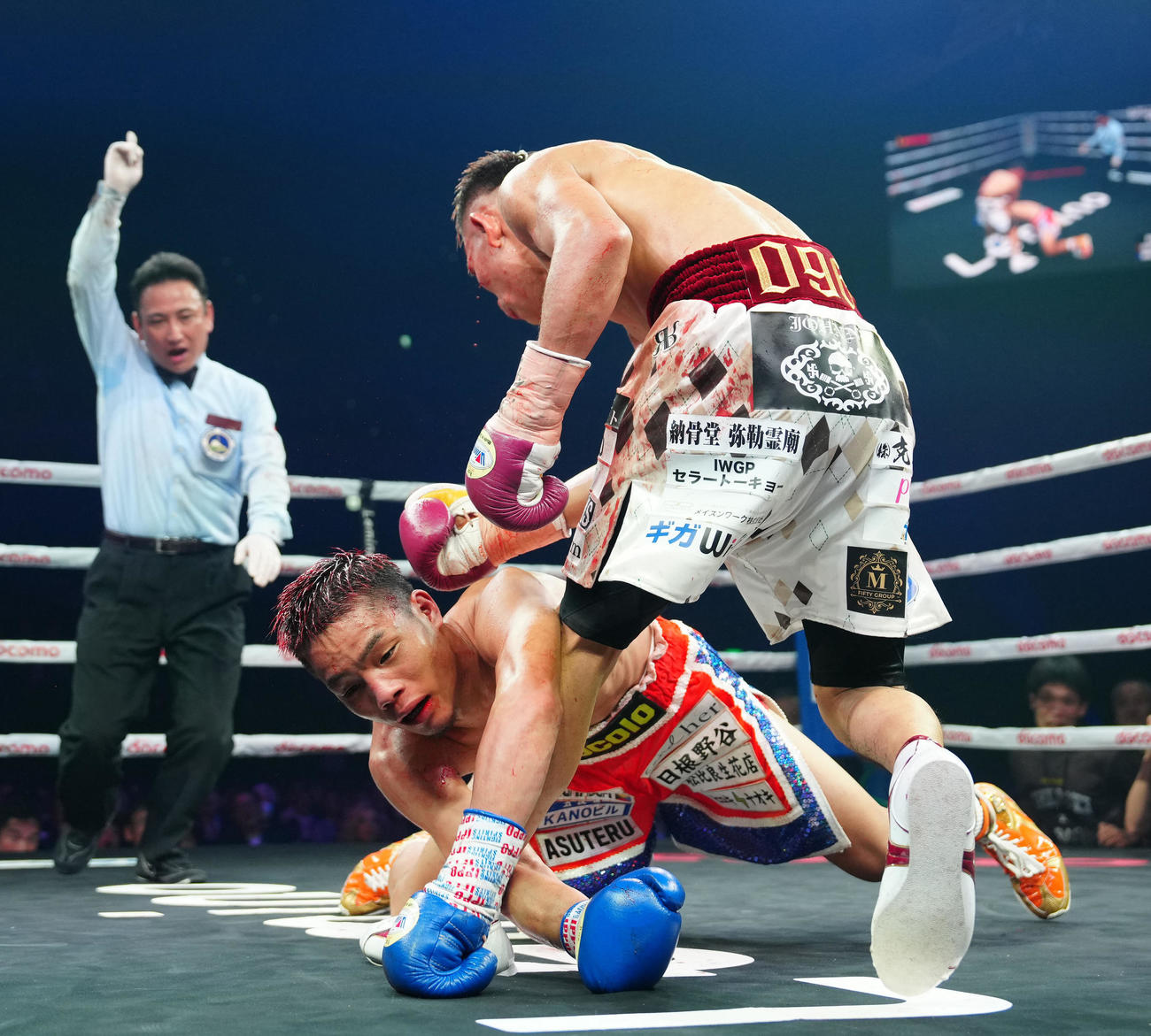 10回、穴口（下）からダウンを奪う堤（撮影・江口和貴）