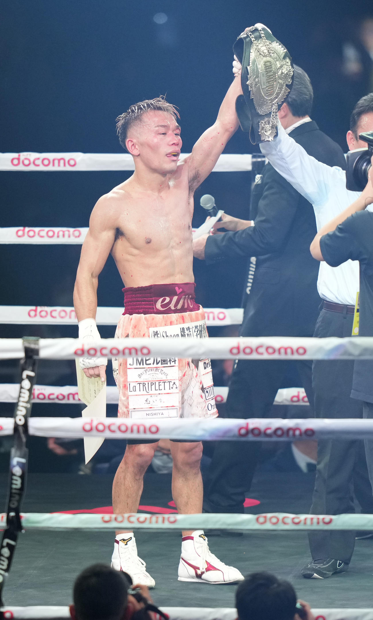 堤対穴口　穴口に10回判定勝ちした堤（撮影・鈴木みどり）