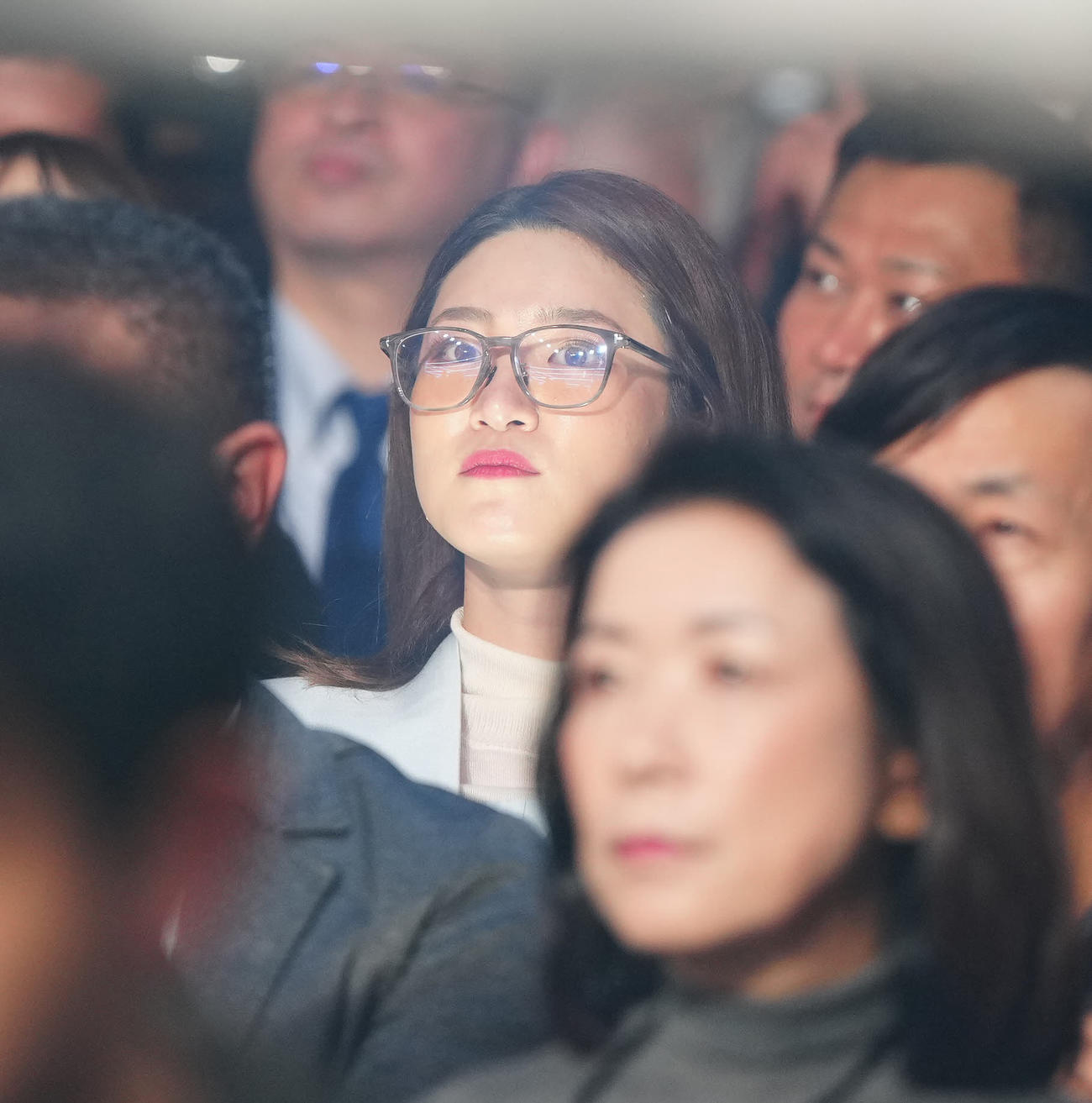 観戦する女子ゴルフの原英莉花（撮影・江口和貴）