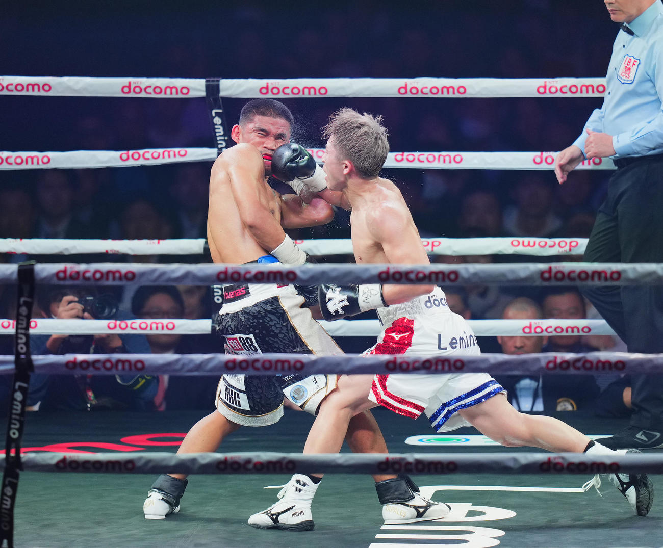 6回、タパレス（左）に右フックを食らわす井上（撮影・菅敏）