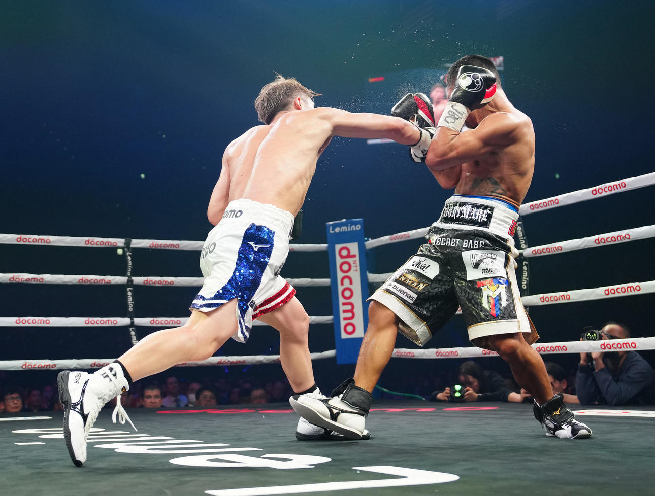 10回、タパレス（右）にパンチを放ち、からダウンを奪う井上（撮影・江口和貴）