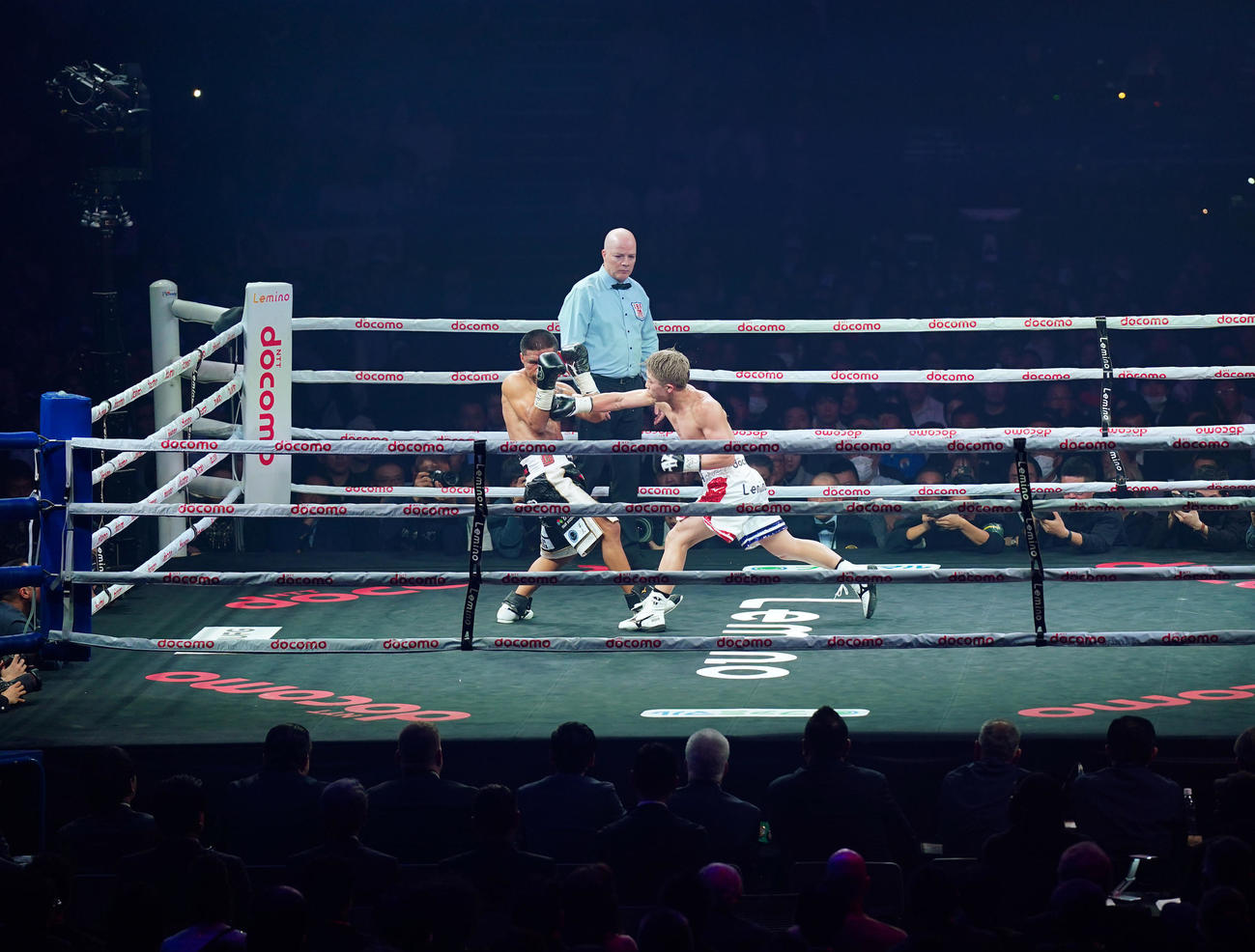 10回、タパレス（左）に強烈な右を決め、KO勝ちをする井上（撮影・菅敏）