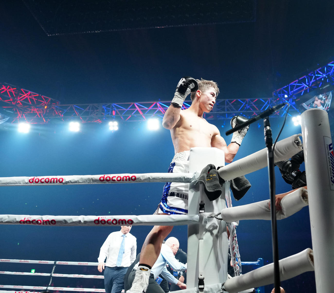 10回、タパレスにKO勝ちしガッツポーズを見せる井上（撮影・江口和貴）