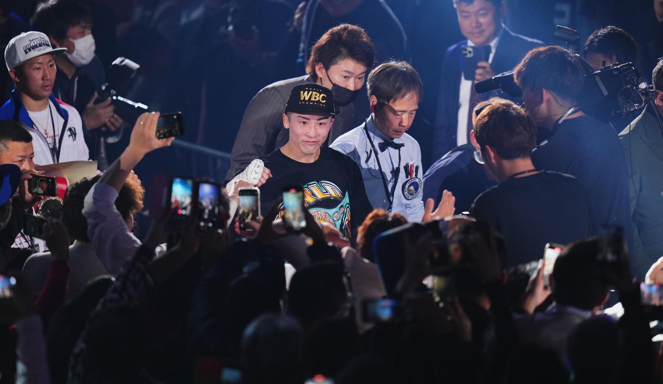 タパレスに勝利し、笑顔で引き揚げる井上（撮影・菅敏）