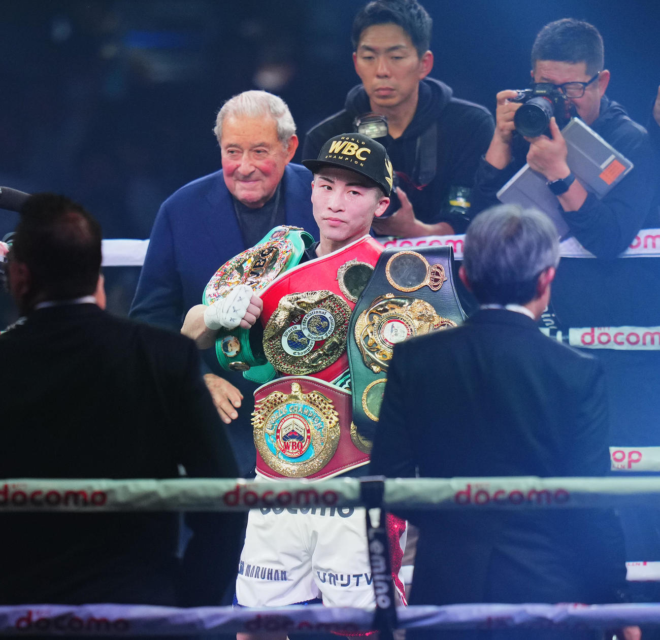 10回、タパレスにKO勝ちをし、ベルトを体に巻く井上（撮影・菅敏）