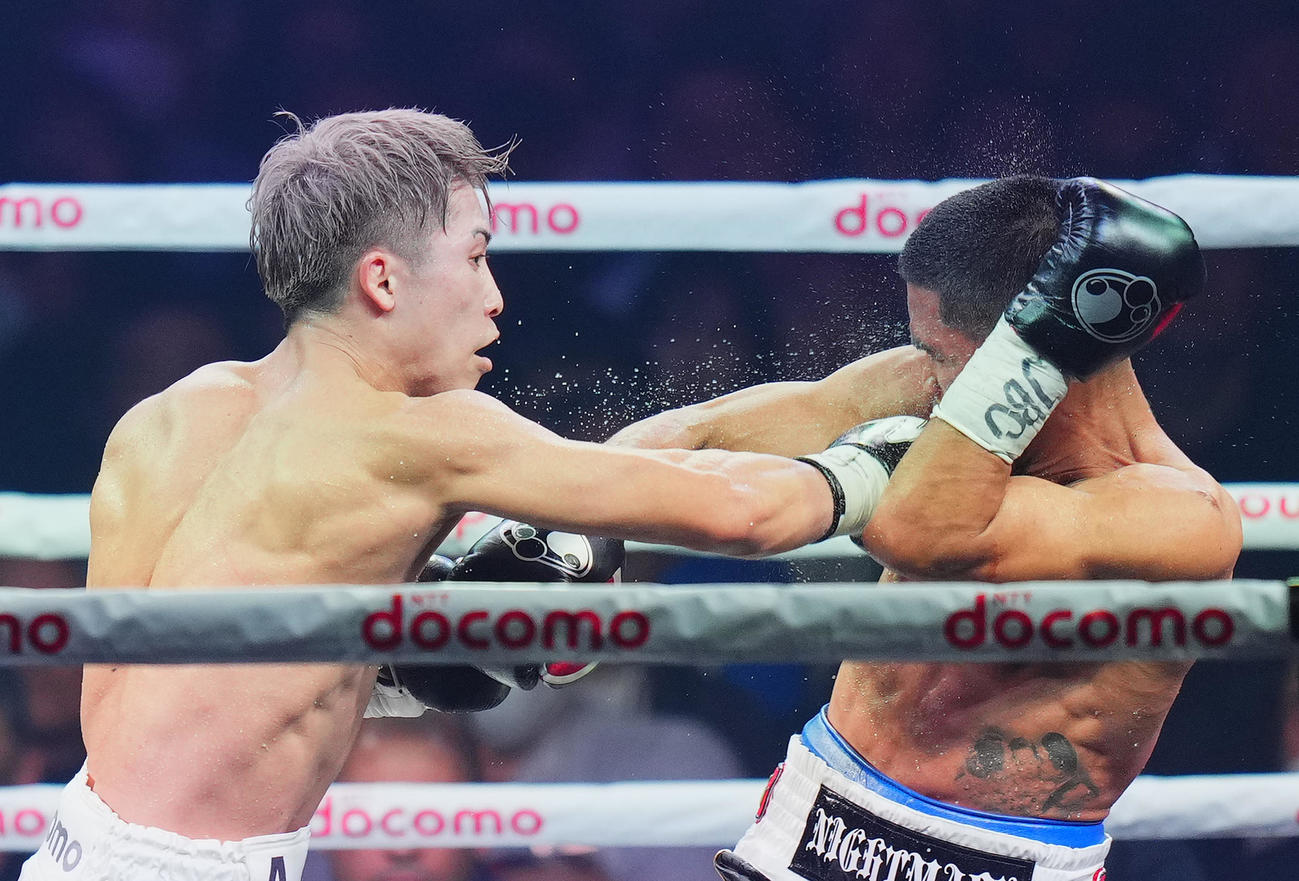 8回、タパレス（右）に右フックを決める井上（撮影・菅敏）